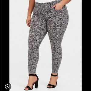 Torrid 30t 30 tall grey Leopard Jegging